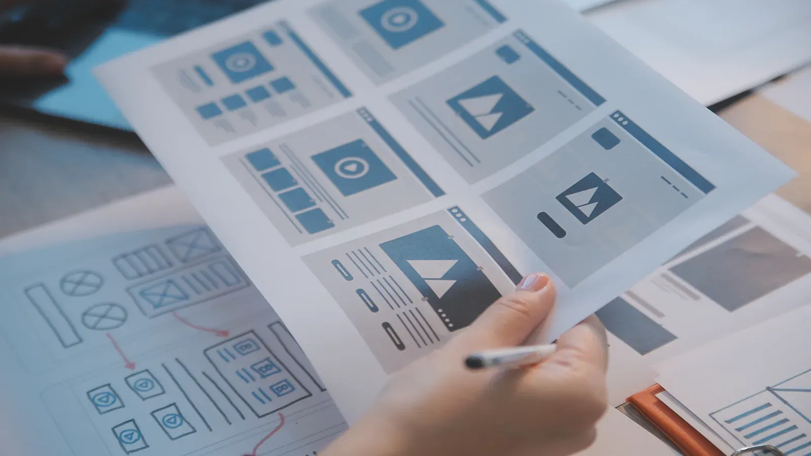 Illustration abstraite évoquant la structuration d'un projet web en sections claires et ordonnées